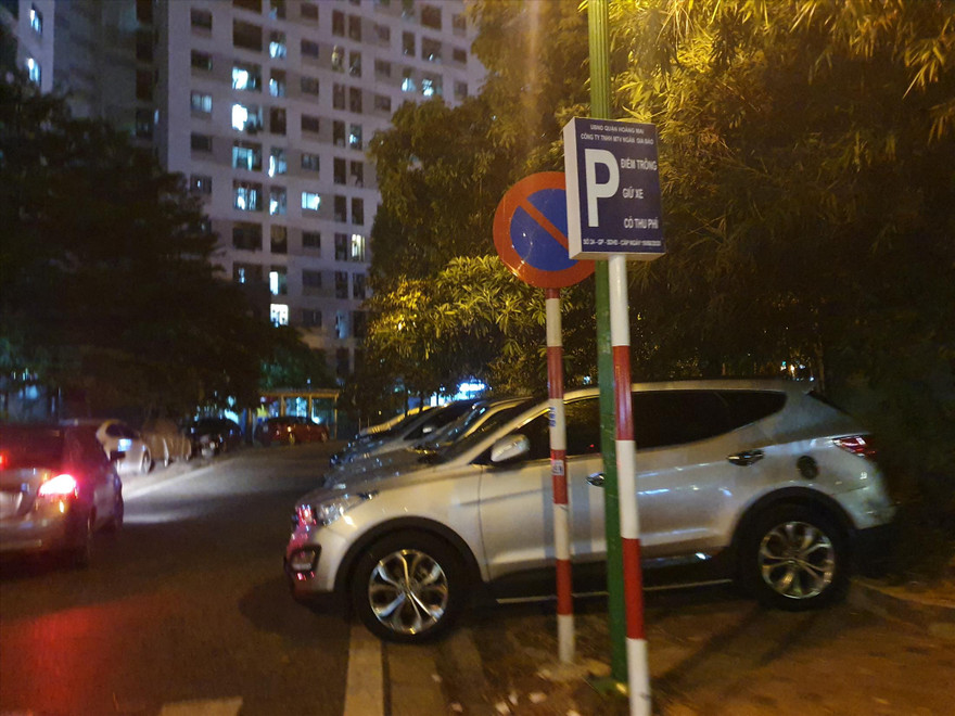 Xe ô tô vẫn đỗ tràn trên vỉa hè (ảnh chụp tại Khu đô thị Tây Nam Linh Đàm)