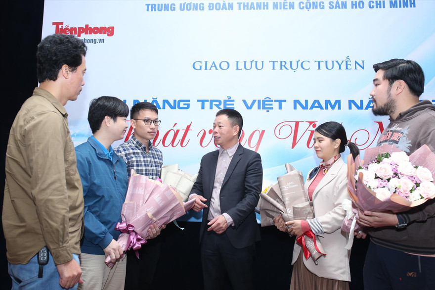 Nhà báo Phùng Công Sưởng, Phó Tổng Biên tập báo Tiền Phong trao đổi với 4 tài năng trẻ. Ảnh: Như Ý