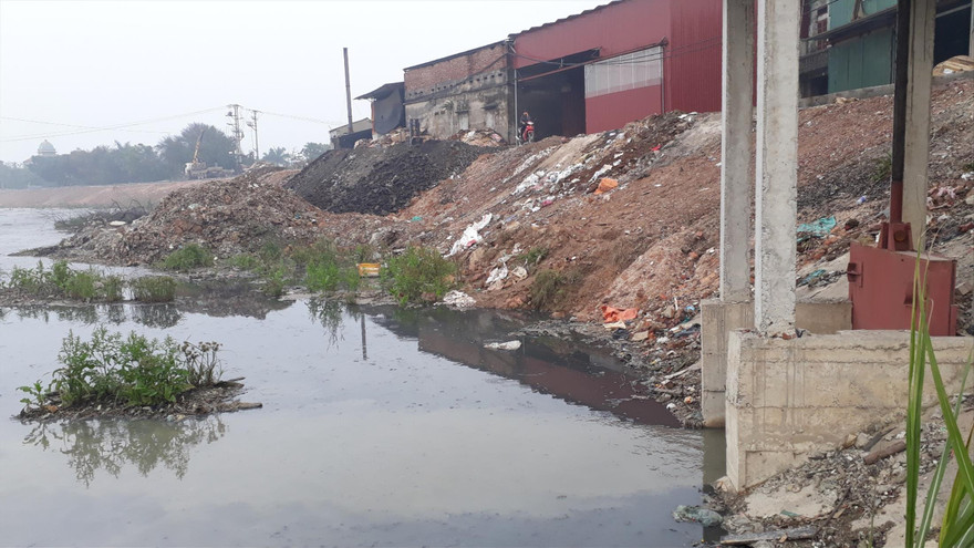 Tại làng nghề làm giấy ở Phong Khê vẫn còn cống xả nước thải có màu và mùi khó chịu ra sông Ngũ Huyện Khê 