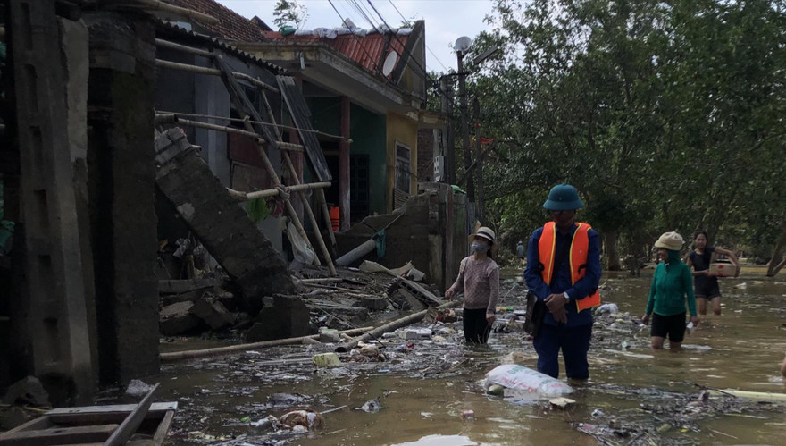 Anh Hồ Thanh Xuân cúi đầu trước cảnh mất mát của người dân 