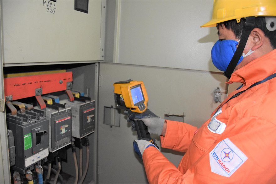 Công tơ trước khi đưa vào sử dụng được kiểm định lại. Ảnh: Bình Phương