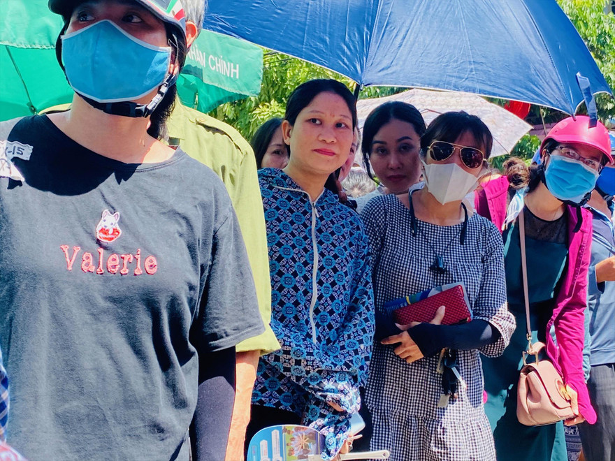 Đa số phụ huynh vẫn lo lắng, áp lực khi con tham gia kỳ thi vượt cấp. Ảnh: Nnguyễn Hà