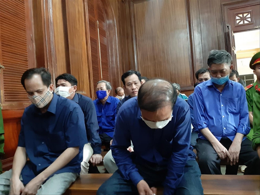 Các bị cáo tại phiên tòa chiều 25/9. Ảnh: Tân Châu