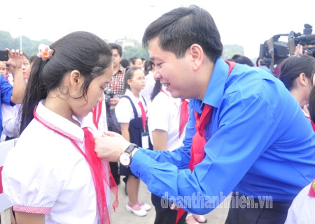 Anh Nguyễn Long Hải, nguyên Bí thư T.Ư Đoàn, nguyên Chủ tịch Hội đồng Đội T.Ư gắn Huy hiệu cháu ngoan Bác Hồ toàn quốc cho đại biểu dự Đại hội lần thứ VIII 