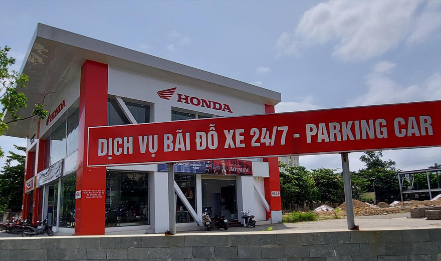 Đất bãi xe công cộng bị biến thành cửa hàng xe máy 