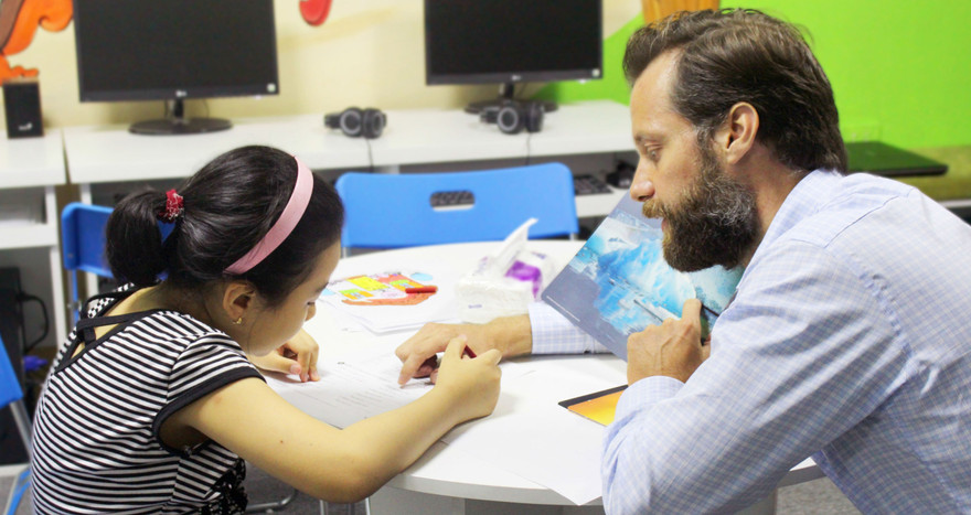 Các lớp học ngoại ngữ đóng cửa khiến nhiều giáo viên phải ở nhà trông con 