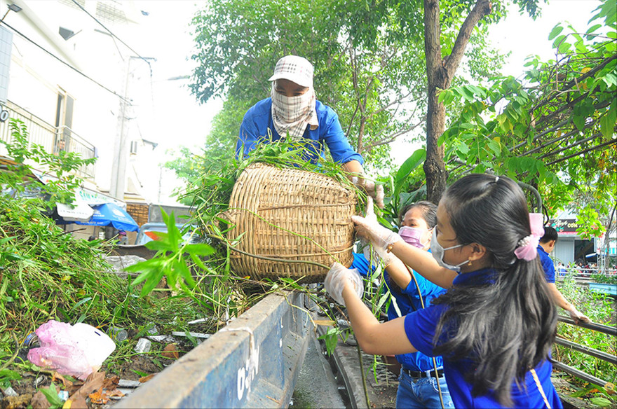 Đoàn viên thanh niên vệ sinh môi trường. ẢNH: HÒA HỘI 