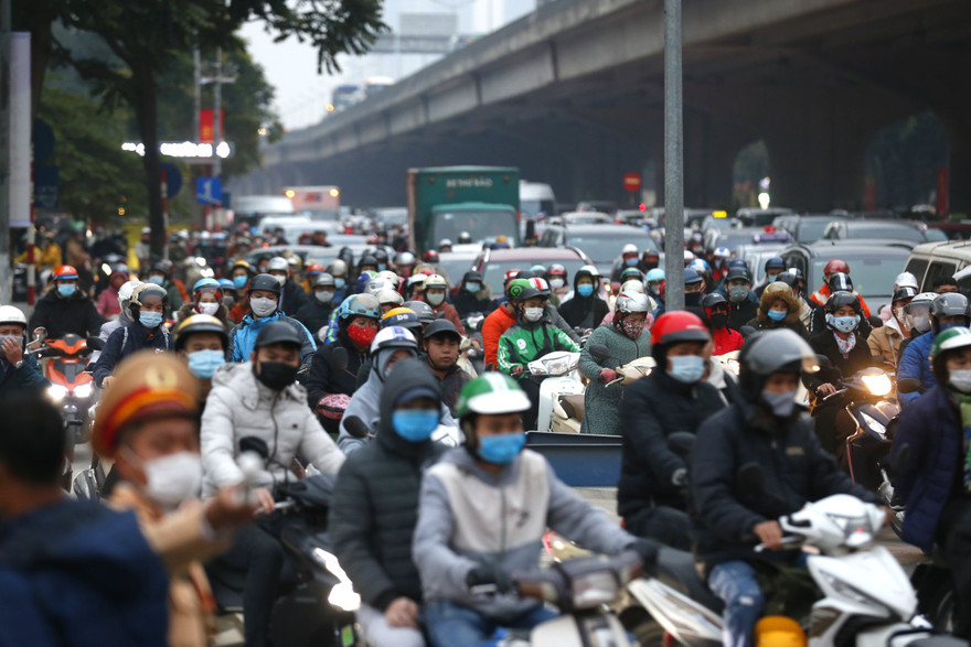 Bị rào, quây đường thi công, dân chen chúc trên đường Khuất Duy Tiến (chụp ngày 23/12). Ảnh: Như ý