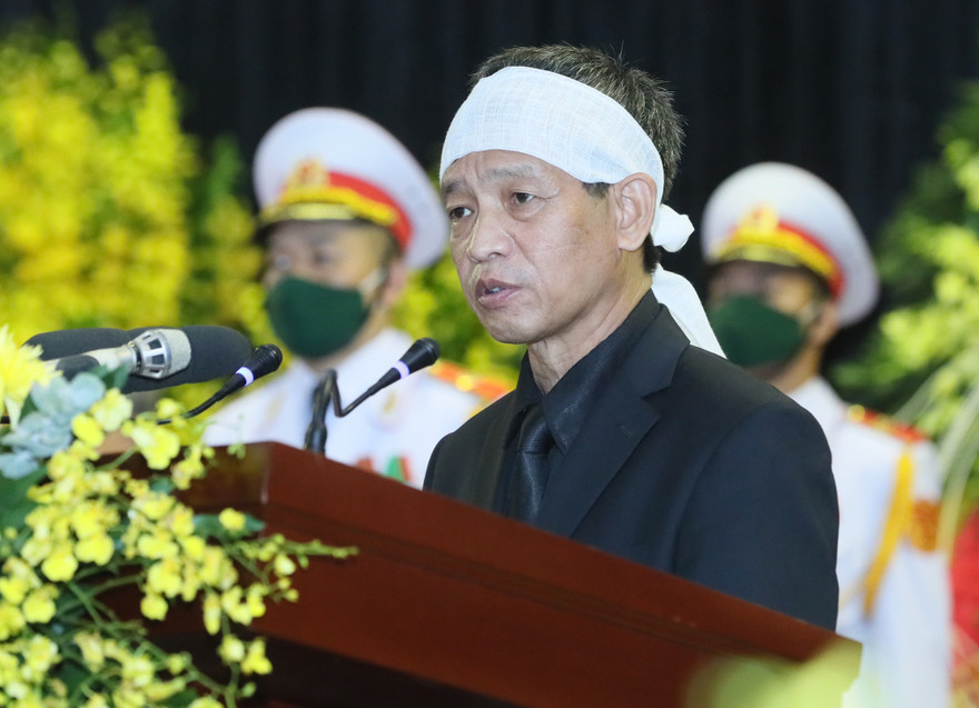 Ông Lê Minh Diễn, con trai nguyên Tổng Bí thư Lê Khả Phiêu gửi lời cảm ơn tới Đảng, Nhà nước và nhân dân đã dành sự quan tâm, đến viếng và tiễn đưa cố Tổng Bí thư về nơi an nghỉ cuối cùng. Ảnh: Như Ý