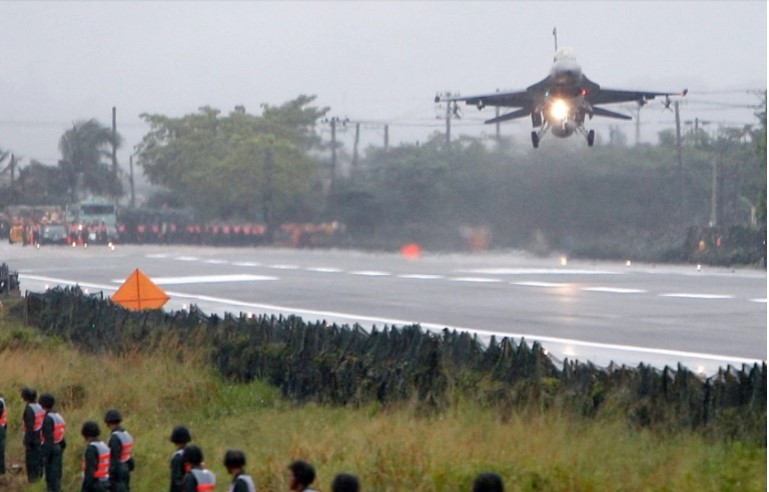 Không quân Đài Loan trong một lần tập cất hạ cánh khẩn cấp trên đường cao tốc