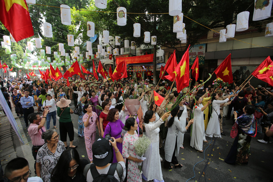 Cuộc hành quân lịch sử ngày 10/10/1954 được Ban Quản lý phố cổ Hà Nội tái hiện dịp kỷ niệm 65 năm giải phóng Thủ đô. Ảnh: Hoàng Mạnh Thắng