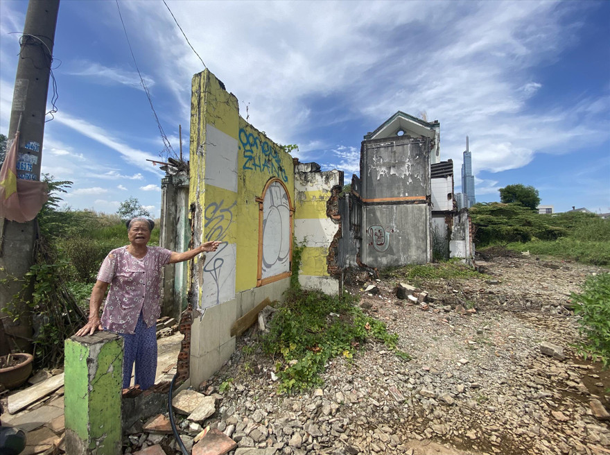 Căn nhà của vợ chồng bà Nguyễn Thị Giáp (80 tuổi) nằm giữa khu đất hoang, thường xuyên bị ngập nước