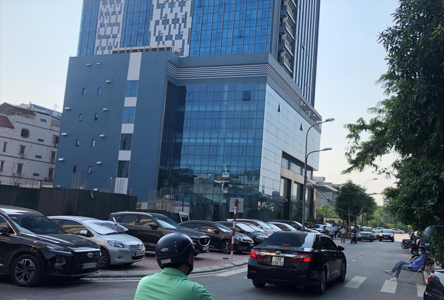 Xe ô tô đỗ kín vỉa hè xung quanh khu liên cơ Võ Chí Công. Ảnh: A.Trọng