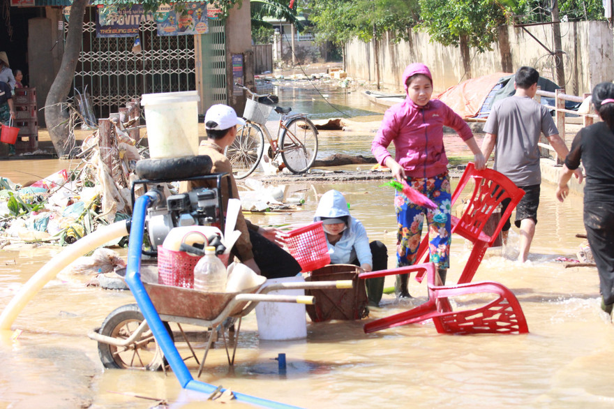 Sau lũ, đời sống người dân lâm vào cảnh khó khăn, túng quẫn đói nghèo, nguy cơ dịch bệnh