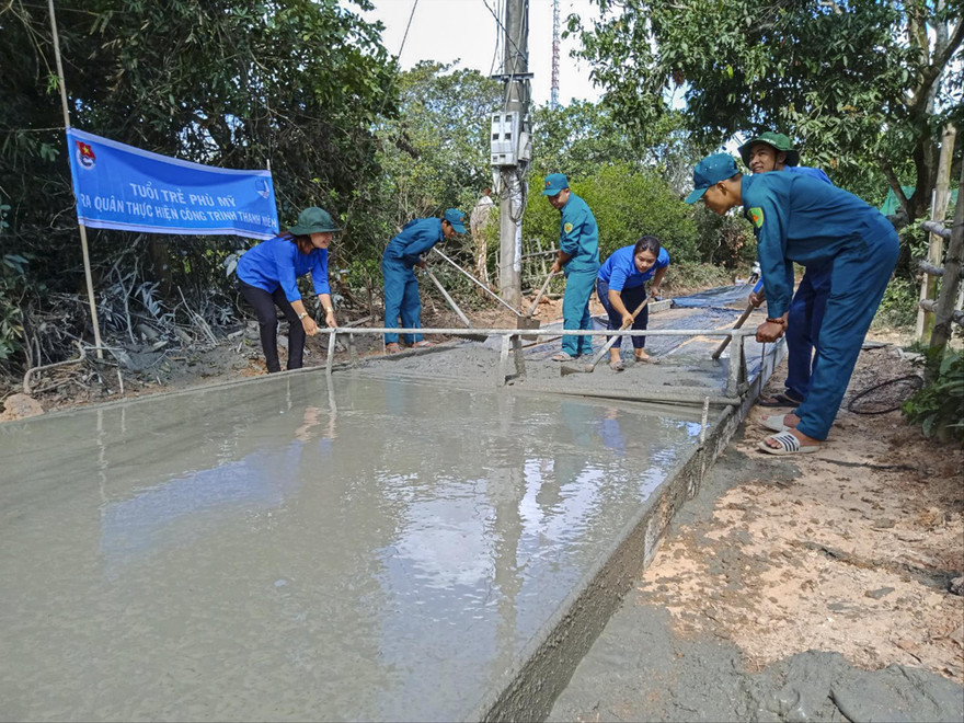  Các bạn trẻ Phù Mỹ (Bình Định) làm đường bê tông nông thôn tại thị trấn Phù Mỹ. Ảnh: Trương Định 