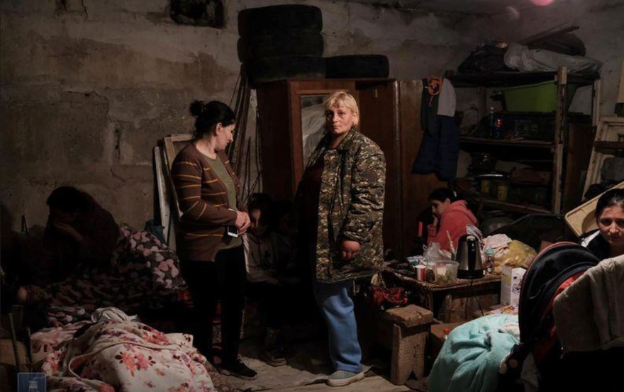 Người dân trong hầm tránh bom ở Stepanakert, thủ phủ của Nagorno-Karabath - Ảnh do Bộ Ngoại giao Armenia cung cấp ngày 28/9 thông qua Reuters 