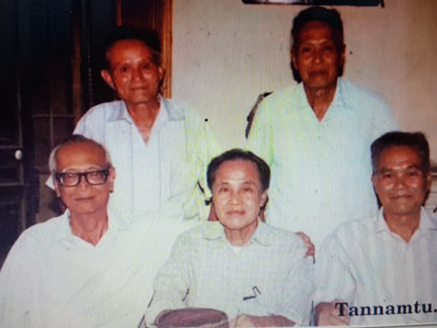 Con trai, con rể cụ Nguyễn Văn Vĩnh (ông Nguyễn Phổ hàng đầu, ngồi giữa)