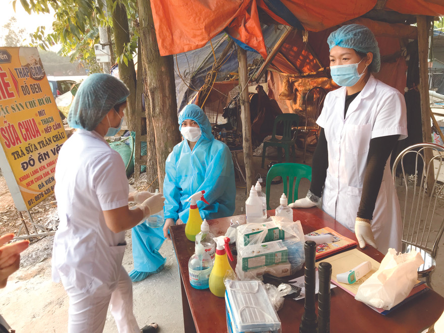 Trạm kiểm soát trước khi vào khu vực phong tỏa xã Sơn lôi 