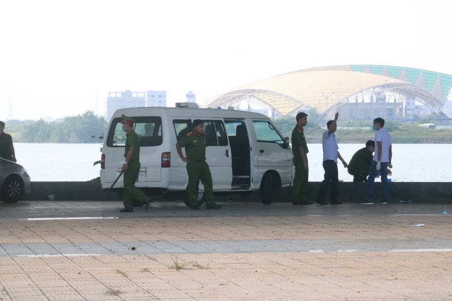 Công an khám nghiệm hiện trường nơi phát hiện một phần thi thể nạn nhân. Ảnh : Nguyễn Thành 