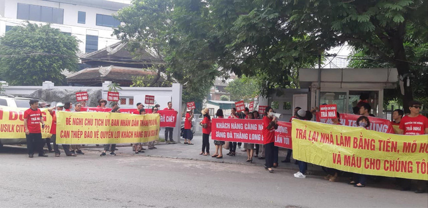 Người dân mua nhà dự án Usilk City (Hà Đông, Hà Nội) căng băng rôn đòi nhà