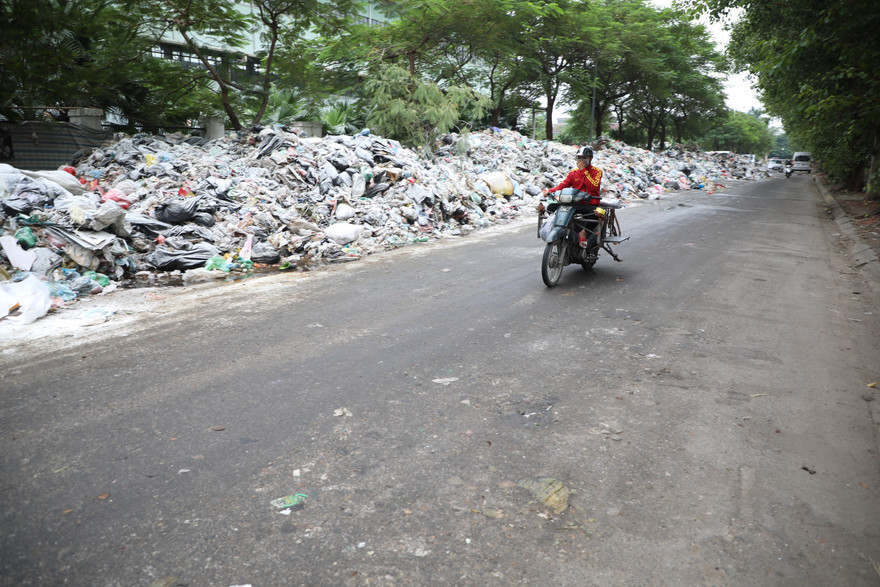 Rác chất đống, bốc mùi hôi thối dài hơn 1km đường Tân Mỹ (Nam Từ Liêm, Hà Nội)