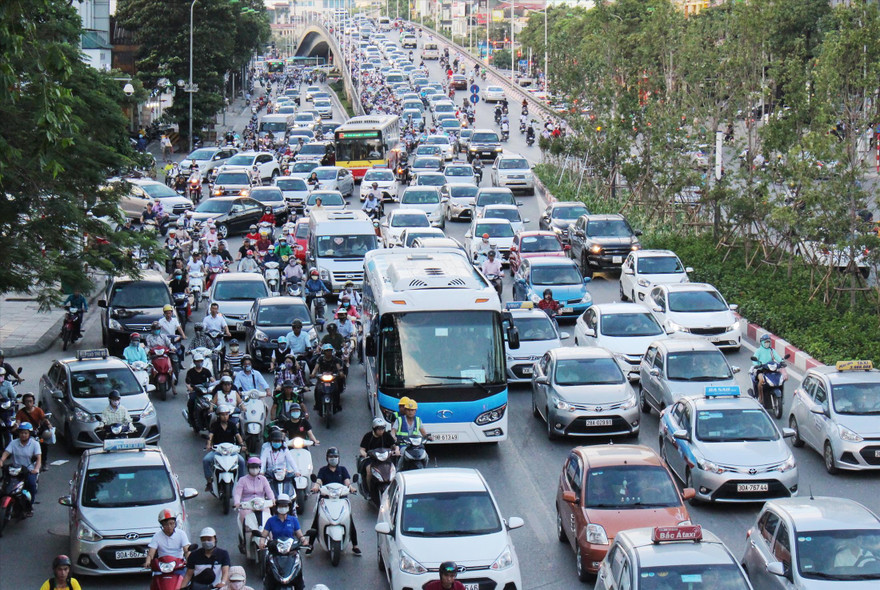 Ùn tắc trên đường Trần Duy Hưng. Ảnh: T.Đảng