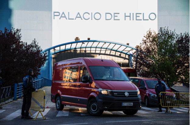 Quân đội Tây Ban Nha làm nhiệm vụ tại Trung tâm thương mại Palacio de Hielo, Madrid, nơi có sân trượt băng được trưng dụng thành nhà xác tạm thời. Ảnh: Getty Images 
