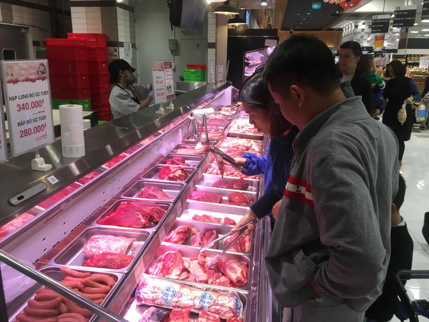 Dịch COVID-19 khiến thu nhập của hầu hết người dân sụt giảm, phải tiết kiệm chi tiêu. Ảnh minh họa của: Tuấn Nguyễn