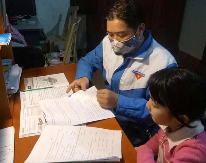 ĐVTN đến nhắc nhở, kèm cặp học sinh học bài