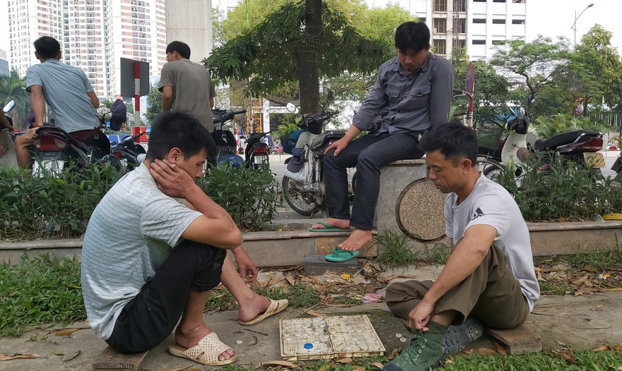 Không có việc làm, lao động giải trí bằng môn cờ tướng