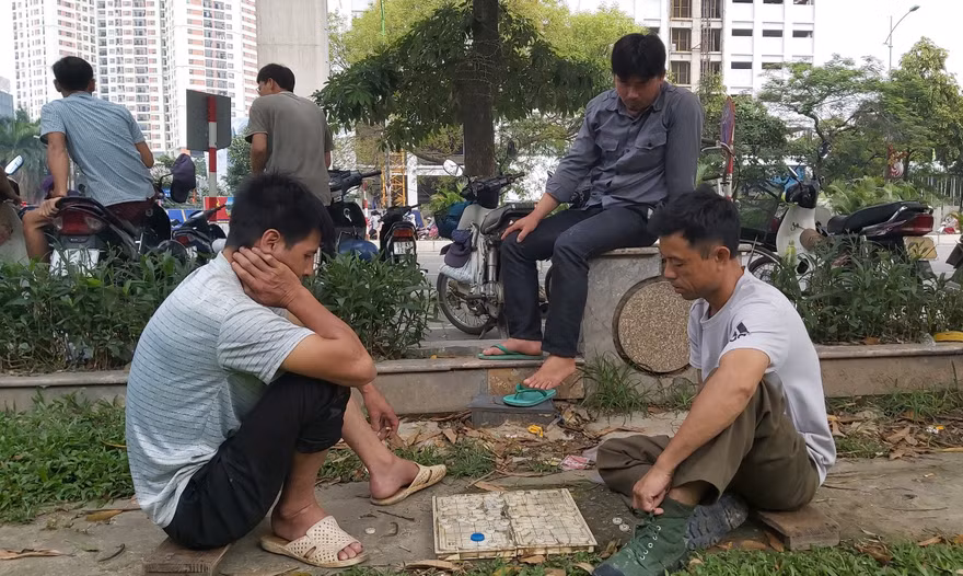 Không có việc làm, lao động giải trí bằng môn cờ tướng