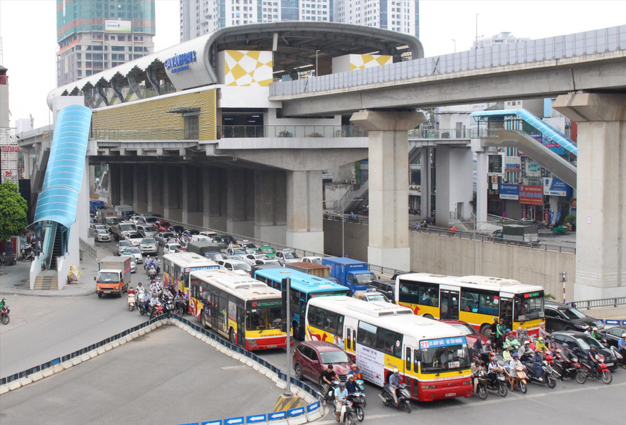 Khi tàu Cát Linh - Hà Đông hoạt động, số lượng xe buýt sẽ giảm 30-45%.Ảnh: Anh Trọng 