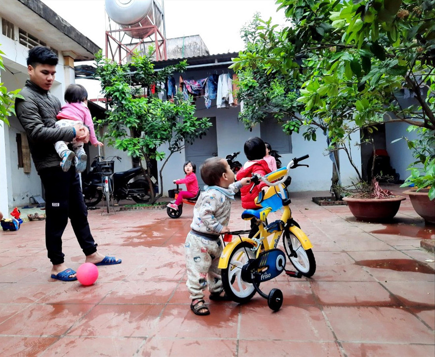 Anh Lê Nam Tiến trong phiên trông trẻ cho cả xóm trọ  