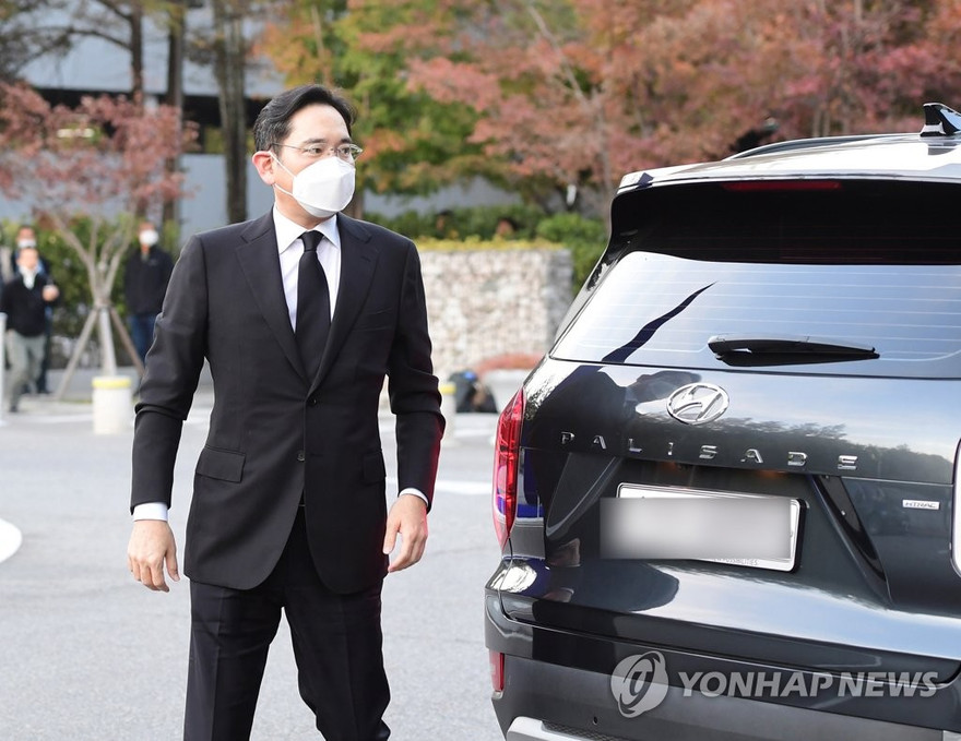 Ông Lee Jae-yong đến Trung tâm Y tế Samsung ở phía nam Seoul, nơi đặt bàn thờ tưởng niệm người cha quá cố Lee Kun-hee, hôm 25/10. Ảnh: Yonhap 