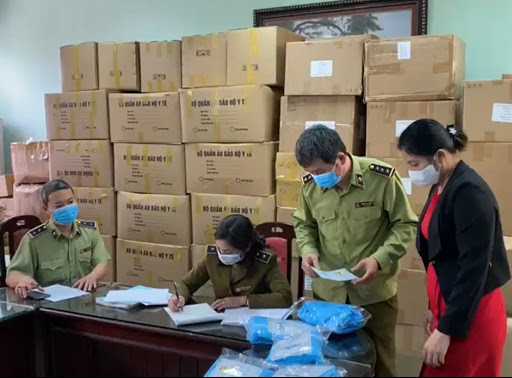 Lực lượng quản lý thị trường đã nhiều lần bắt và thu số lượng lớn khẩu trang y tế chất lượng kém