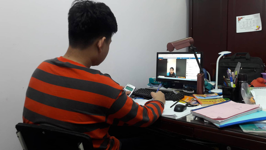 Sinh viên học trực tuyến trên mạng. Ảnh: hồng vĩnh