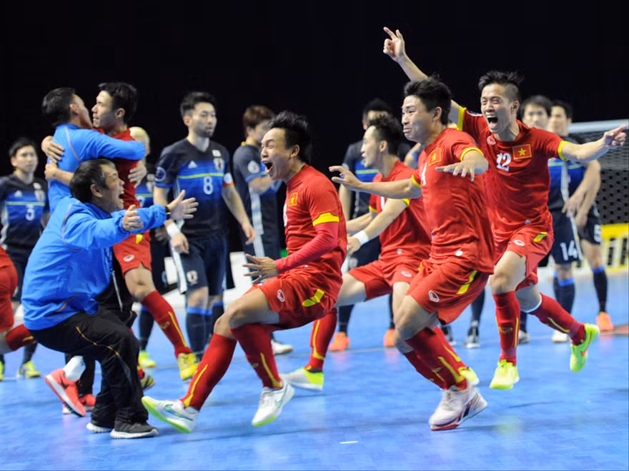 Niềm vui của các cầu thủ futsal Việt Nam sau khi đánh bại Nhật Bản tại tứ kết giải Futsal châu Á và giành vé tới World cup 2016. Năm nay, futsal Việt Nam quyết tâm tái lập thành tích 4 năm trước. Ảnh: PV 