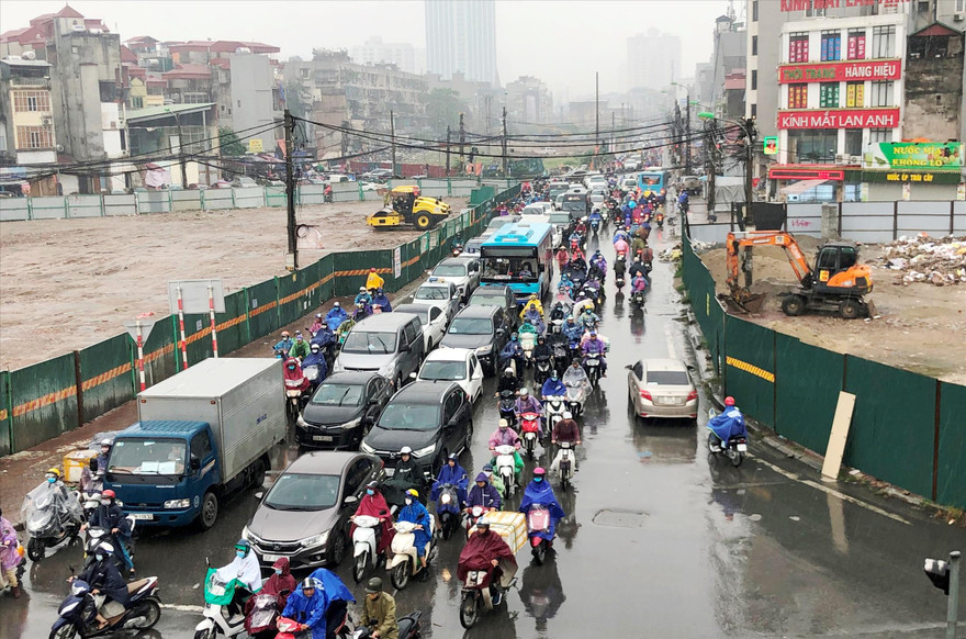 Sáng 16/11, đường Trường Chinh - Đại La tắc kéo dài; mặt bằng dự án mở rộng hai bên đang quây tôn rào. Ảnh: A.Trọng 