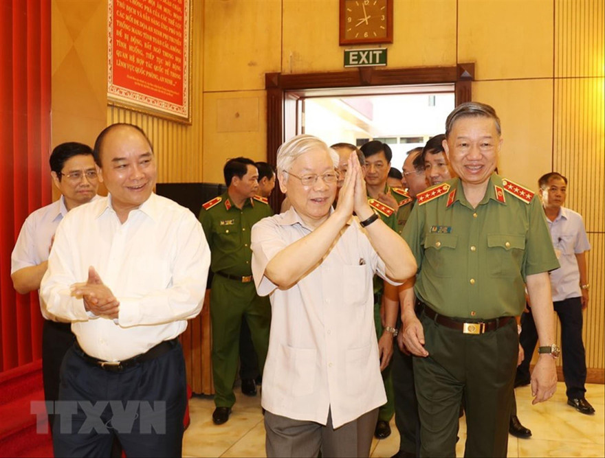 Tổng Bí thư, Chủ tịch nước Nguyễn Phú Trọng; Thủ tướng Chính phủ Nguyễn Xuân Phúc đến dự Hội nghị Đảng ủy Công an T.Ư, ngày 22/6. Ảnh: TTXVN