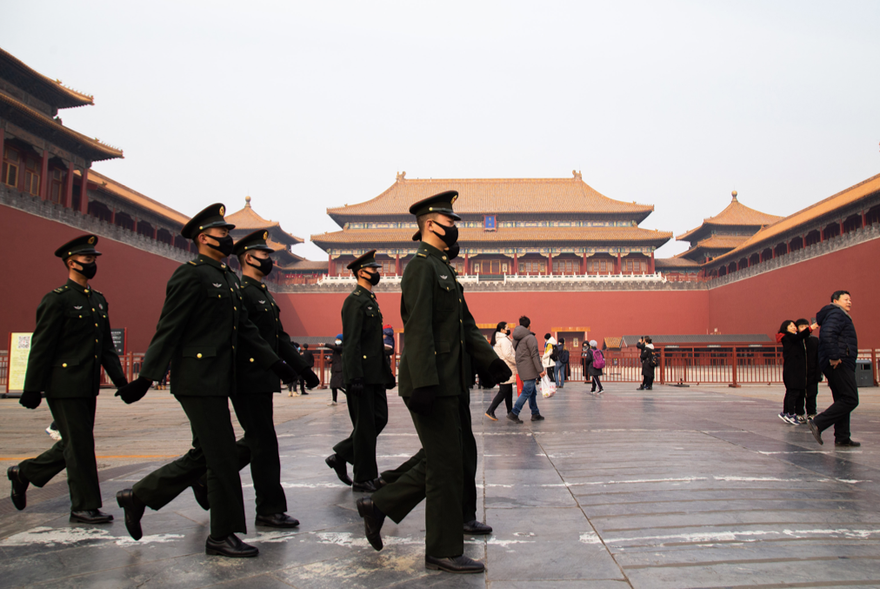 Lực lượng an ninh đeo khẩu trang khi đi tuần trong Tử cấm thành ở Bắc Kinh ngày 26/1. Ảnh: Getty Images 