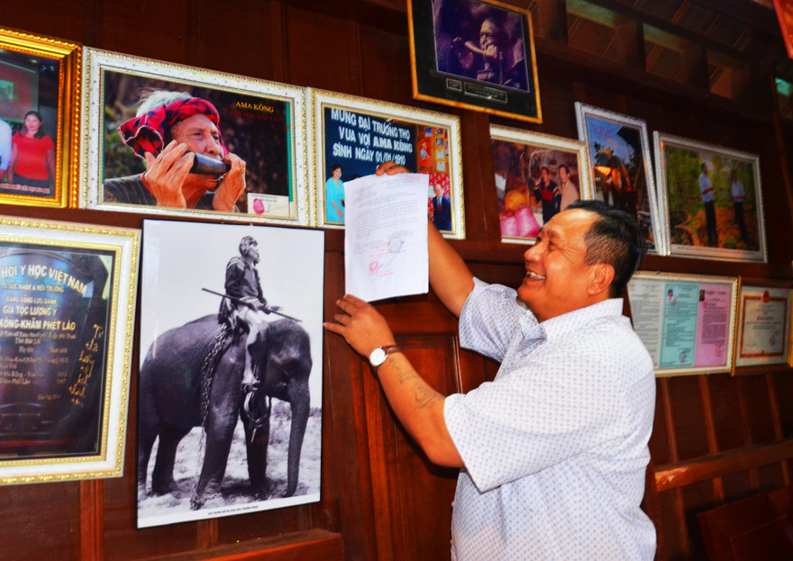 Ông Khăm Phết Lào dâng đơn lên ảnh bố 