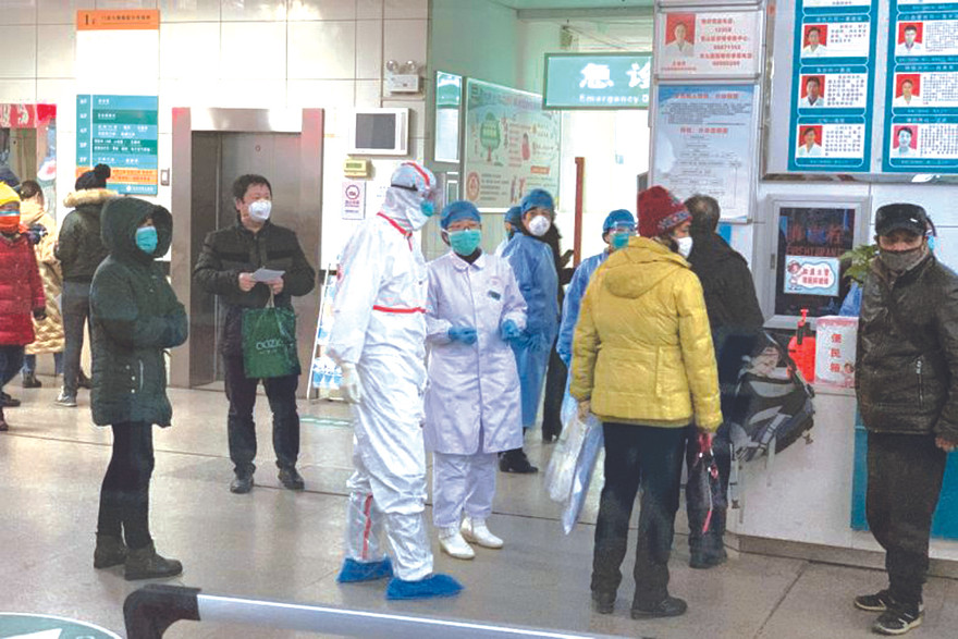 Các bệnh nhân chờ khám bác sĩ tại Bệnh viện số 9 ở thành phố Vũ Hán của Trung Quốc.Ảnh: New York Times