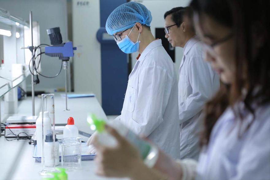 Sinh viên Khoa Y dược, ĐH Quốc gia Hà Nội trong giờ thực hành. Ảnh: Diệp An 