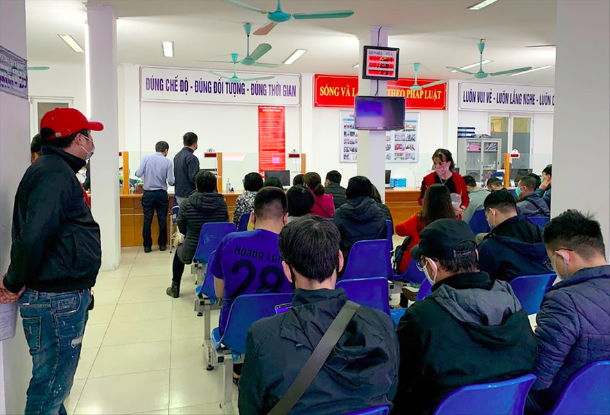 Người lao động làm thủ tục hưởng trợ cấp thất nghiệp tại Hà Nội.