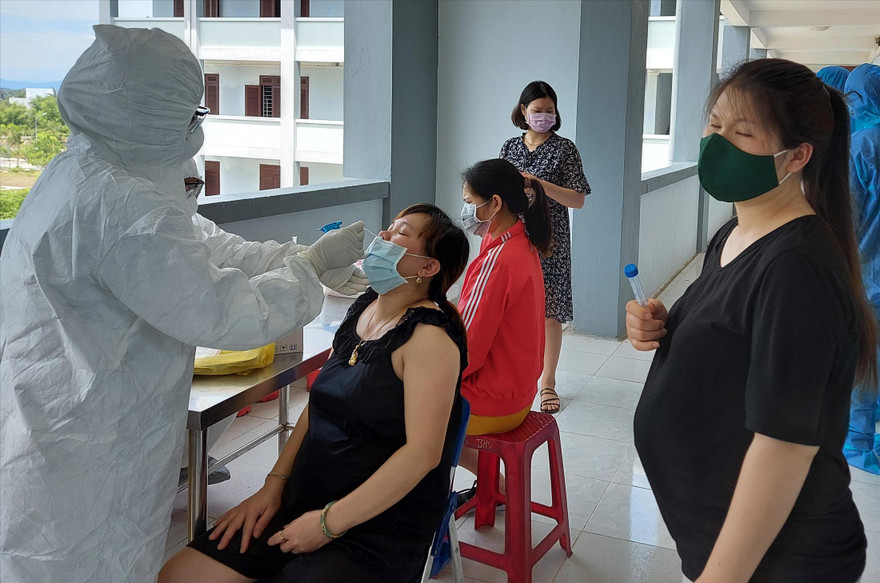 Kiểm tra y tế và lấy mẫu xét nghiệm cho công dân tại khu cách ly Trường Trung cấp Cảnh sát nhân dân 5