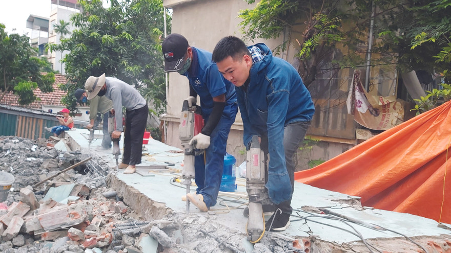 Phóng viên cùng những lao động tự do phá dỡ một ngôi nhà cấp 4