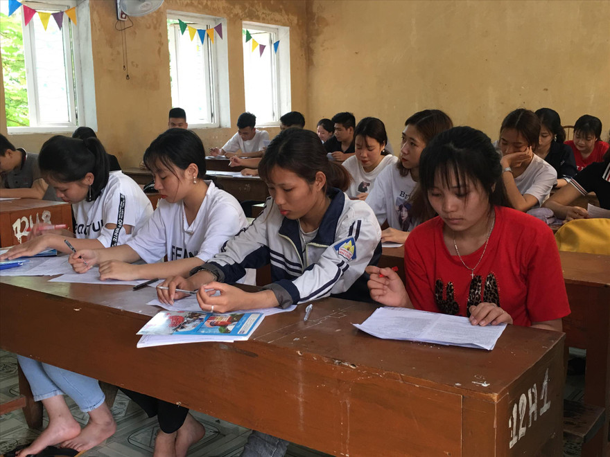 Giáo viên nỗ lực “chống trượt” cho học sinh yếu. Ảnh: Diệp An 