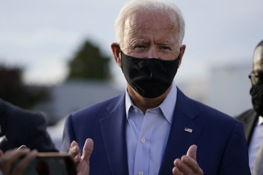 Ứng viên đảng Dân chủ Joe Biden phát biểu với báo giới trước khi lên máy bay ở Delaware ngày 23/9. Ảnh: AP 