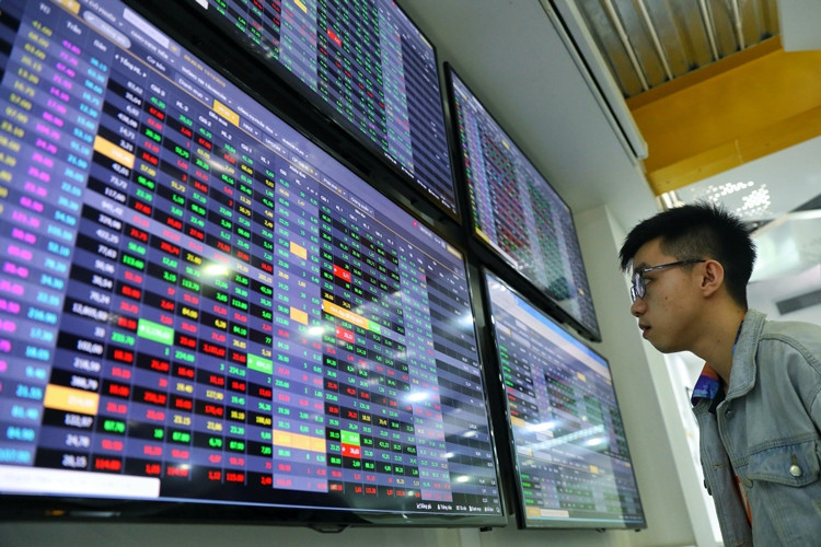 Nhà đầu tư cẩn trọng trước khi xuống tiền trong giai đoạn thị trường chứng khoán thăng hoa. Ảnh minh họa 