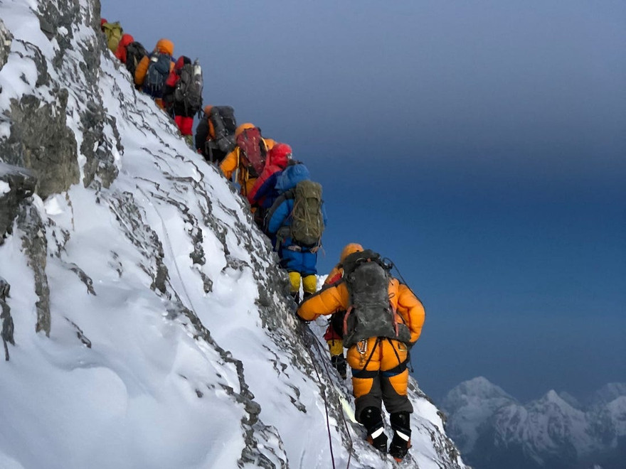 Hàng ngàn người Nepal sống nhờ vào hoạt động leo núi Everest. Ảnh: Business Insider 